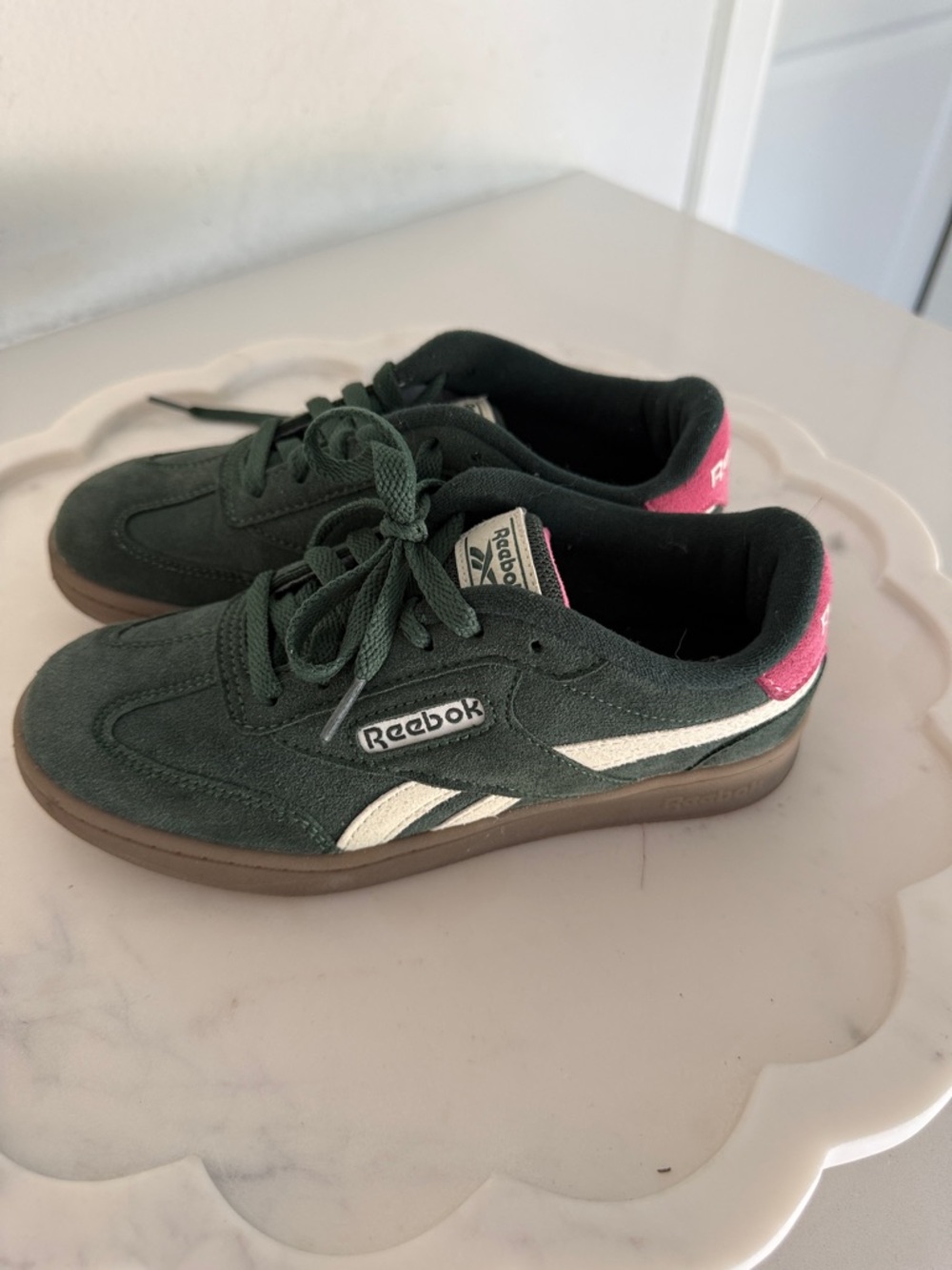 Reebok Kids Suede Sneakers in Dark Green with Pink Heel Detail size 2 K